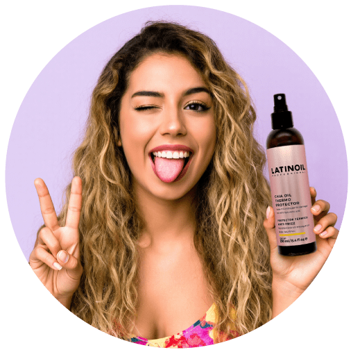 Chia Oil Thermo Protector de Latinoil: protección térmica y anti-frizz para todo tipo de cabello Mujer con cabello rizado y saludable mostrando el Chia Oil Thermo Protector de Latinoil, ideal para todo tipo de cabello.