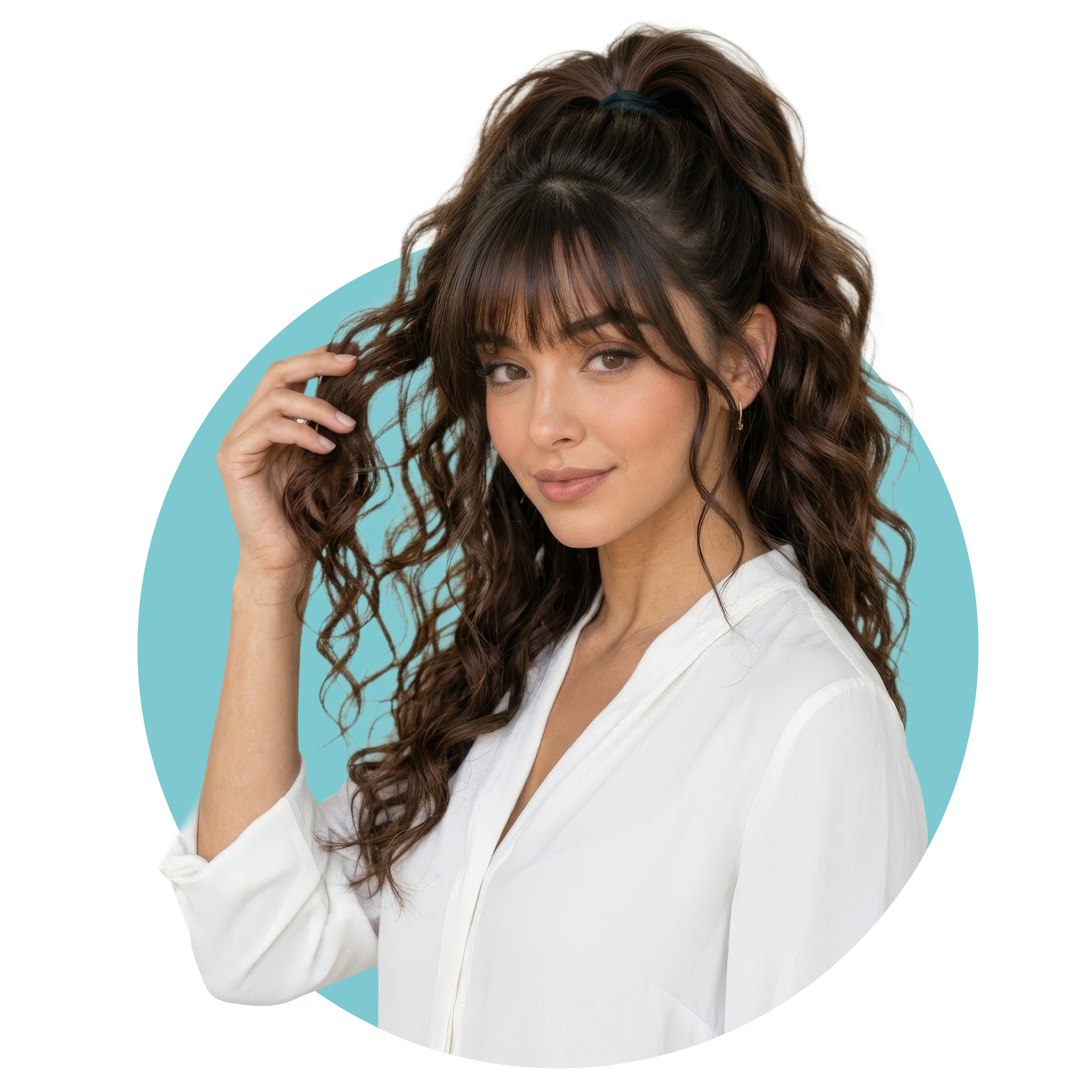 Mujer con rizos definidos sosteniendo la Chia Curls BB Cream de Latinoil